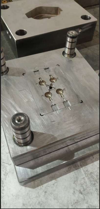 Multi-cavity mould tool with ejector pins